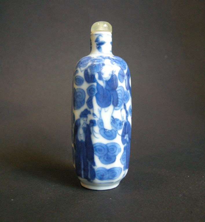 Porcelain snuff bottle "blue and white" painted wih Immortals
